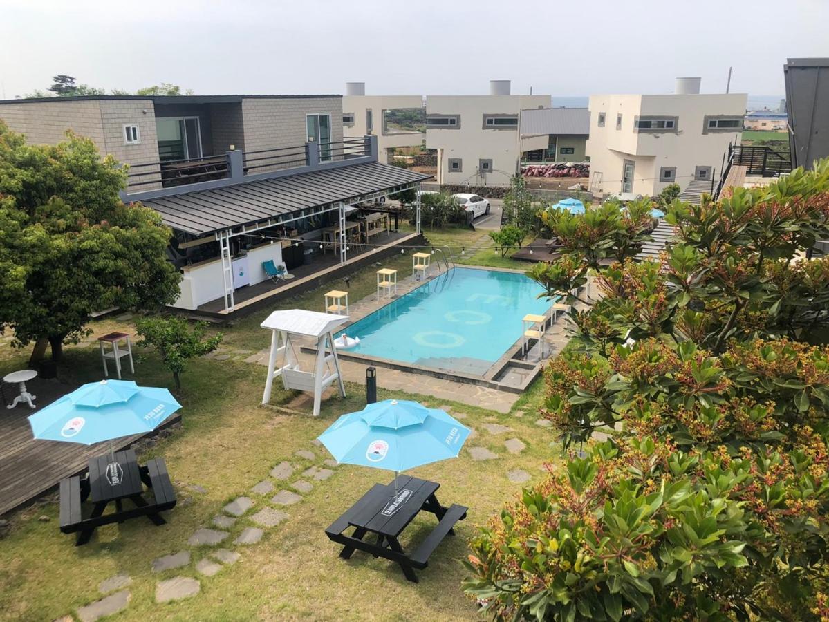 Хостел Jeju Playground Екстер'єр фото